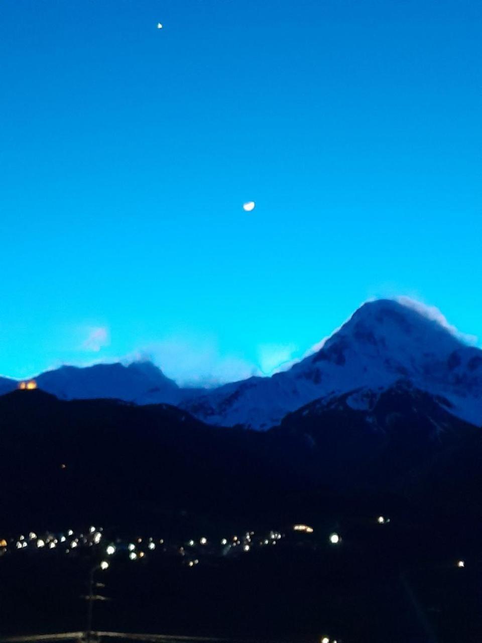 Emotion Kazbegi Lejlighed Værelse billede